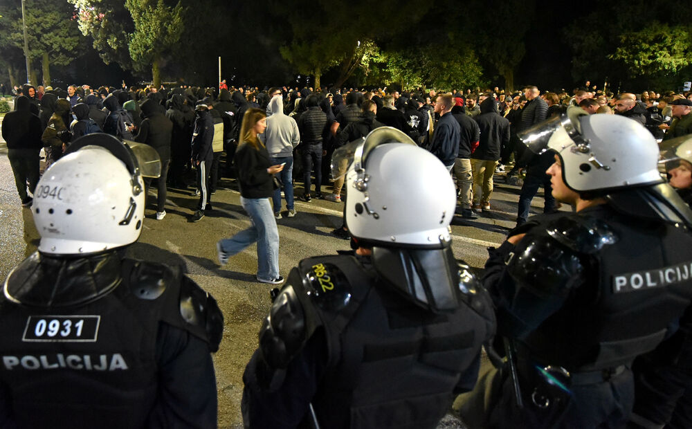 <p><!--StartFragment -->Večeras je ispred zgrade Vlade u Podgorici održan nenajavljeni skup protiv migranata. Do protesta je došlo nakon ranjavanja Podgoričanina u nedjelju veče u kome su, prema navodima iz Uprave policije, učestvovali državljani Azerbejdžana i Turske.</p>  <p><!--EndFragment --></p>