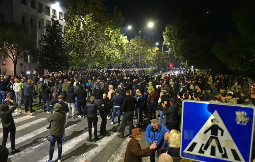 <p><!--StartFragment -->Večeras je ispred zgrade Vlade u Podgorici održan nenajavljeni skup protiv migranata. Do protesta je došlo nakon ranjavanja Podgoričanina u nedjelju veče u kome su, prema navodima iz Uprave policije, učestvovali državljani Azerbejdžana i Turske.</p>  <p><!--EndFragment --></p>