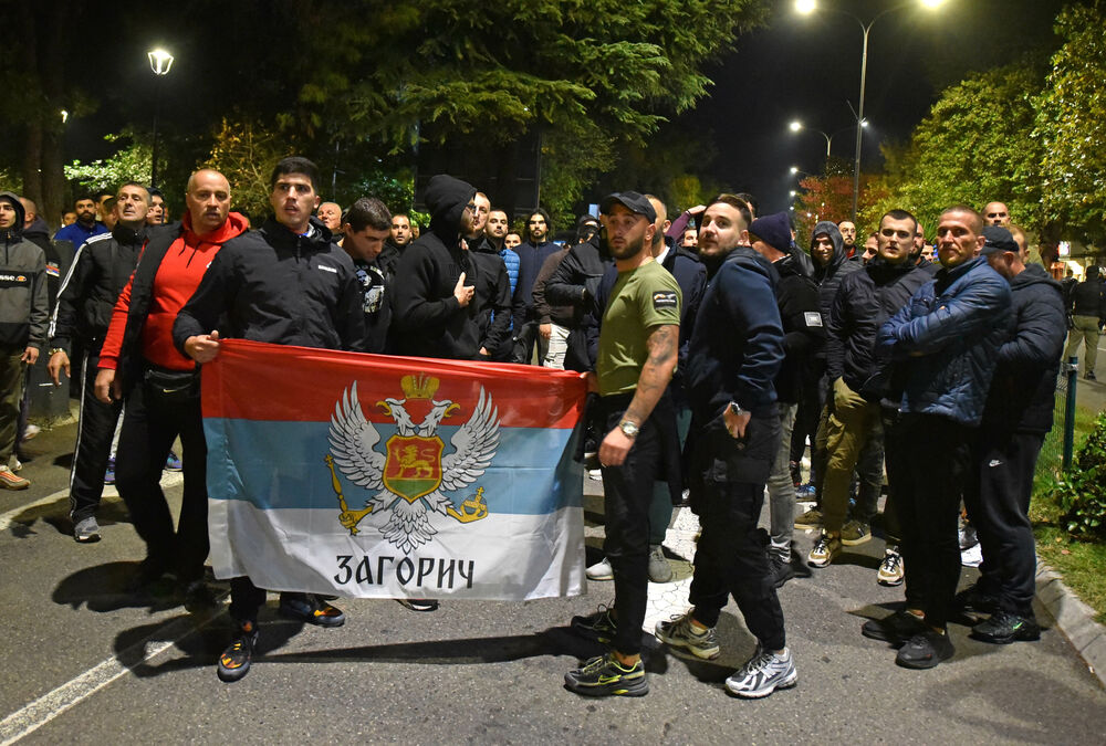 <p><!--StartFragment -->Večeras je ispred zgrade Vlade u Podgorici održan nenajavljeni skup protiv migranata. Do protesta je došlo nakon ranjavanja Podgoričanina u nedjelju veče u kome su, prema navodima iz Uprave policije, učestvovali državljani Azerbejdžana i Turske.</p>  <p><!--EndFragment --></p>