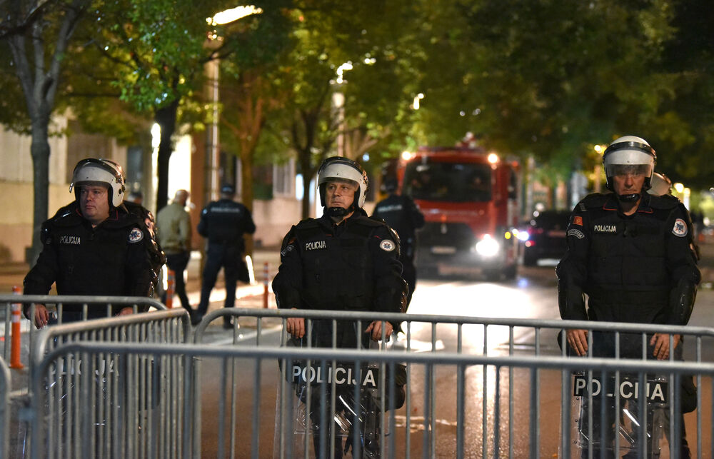 <p><!--StartFragment -->Večeras je ispred zgrade Vlade u Podgorici održan nenajavljeni skup protiv migranata. Do protesta je došlo nakon ranjavanja Podgoričanina u nedjelju veče u kome su, prema navodima iz Uprave policije, učestvovali državljani Azerbejdžana i Turske.</p>  <p><!--EndFragment --></p>