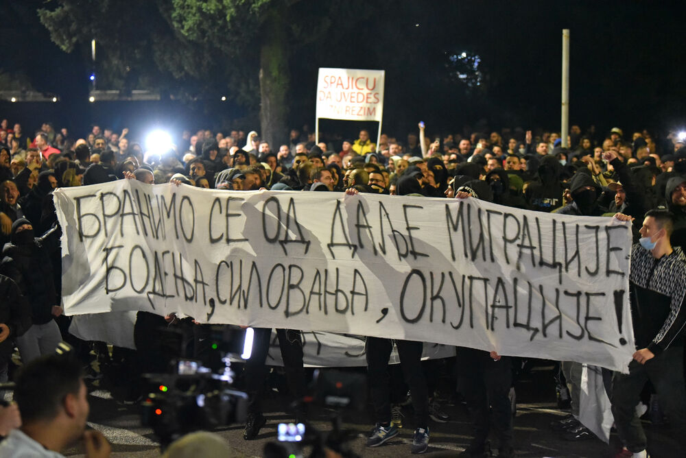 <p><!--StartFragment -->Večeras je ispred zgrade Vlade u Podgorici održan nenajavljeni skup protiv migranata. Do protesta je došlo nakon ranjavanja Podgoričanina u nedjelju veče u kome su, prema navodima iz Uprave policije, učestvovali državljani Azerbejdžana i Turske.</p>  <p><!--EndFragment --></p>