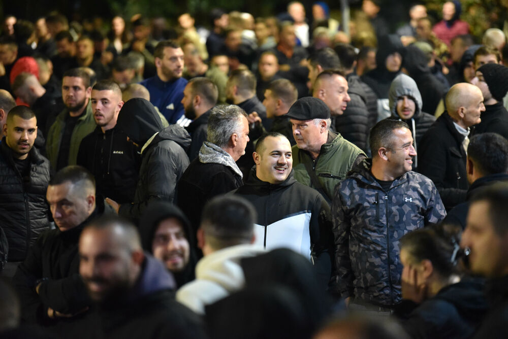 <p><!--StartFragment -->Večeras je ispred zgrade Vlade u Podgorici održan nenajavljeni skup protiv migranata. Do protesta je došlo nakon ranjavanja Podgoričanina u nedjelju veče u kome su, prema navodima iz Uprave policije, učestvovali državljani Azerbejdžana i Turske.</p>  <p><!--EndFragment --></p>