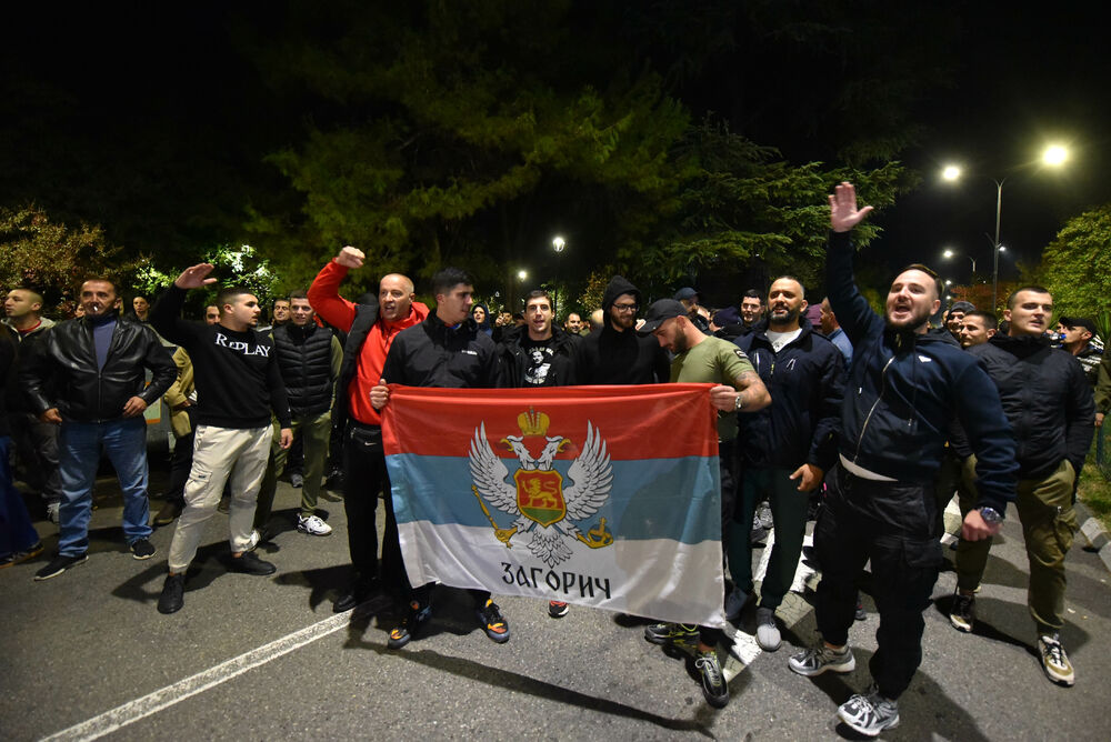 <p><!--StartFragment -->Večeras je ispred zgrade Vlade u Podgorici održan nenajavljeni skup protiv migranata. Do protesta je došlo nakon ranjavanja Podgoričanina u nedjelju veče u kome su, prema navodima iz Uprave policije, učestvovali državljani Azerbejdžana i Turske.</p>  <p><!--EndFragment --></p>