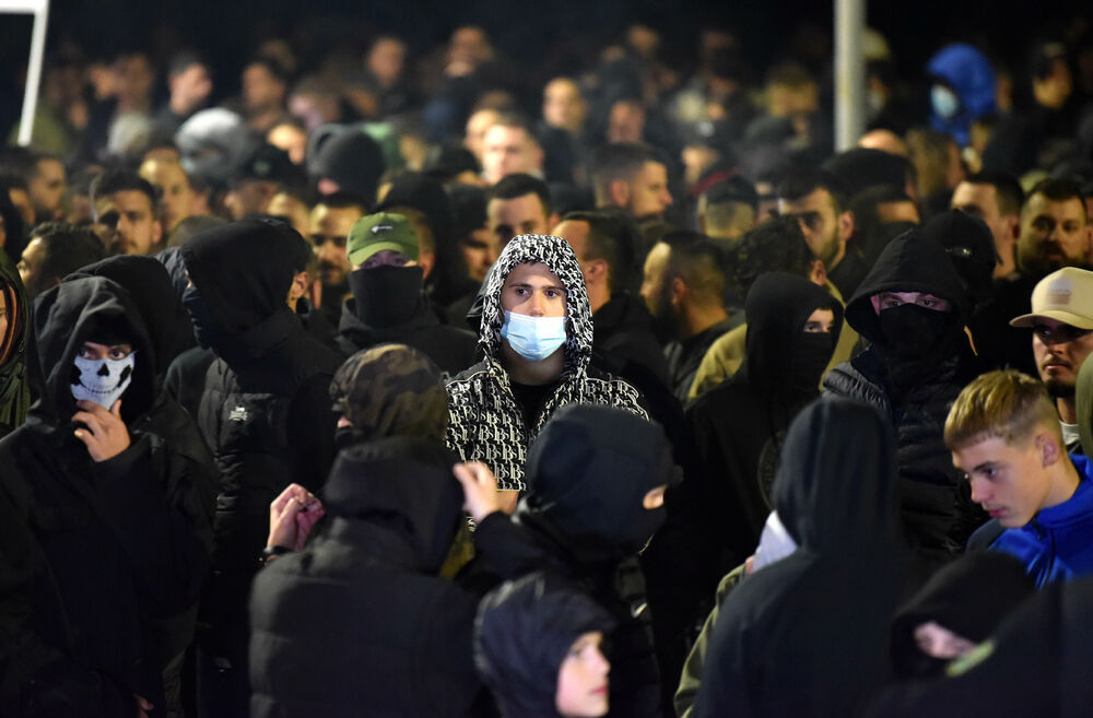 <p><!--StartFragment -->Večeras je ispred zgrade Vlade u Podgorici održan nenajavljeni skup protiv migranata. Do protesta je došlo nakon ranjavanja Podgoričanina u nedjelju veče u kome su, prema navodima iz Uprave policije, učestvovali državljani Azerbejdžana i Turske.</p>  <p><!--EndFragment --></p>