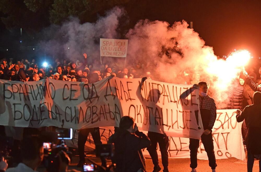 <p><!--StartFragment -->Večeras je ispred zgrade Vlade u Podgorici održan nenajavljeni skup protiv migranata. Do protesta je došlo nakon ranjavanja Podgoričanina u nedjelju veče u kome su, prema navodima iz Uprave policije, učestvovali državljani Azerbejdžana i Turske.</p>  <p><!--EndFragment --></p>