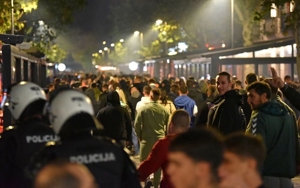 <p><!--StartFragment -->Večeras je ispred zgrade Vlade u Podgorici održan nenajavljeni skup protiv migranata. Do protesta je došlo nakon ranjavanja Podgoričanina u nedjelju veče u kome su, prema navodima iz Uprave policije, učestvovali državljani Azerbejdžana i Turske.</p>  <p><!--EndFragment --></p>