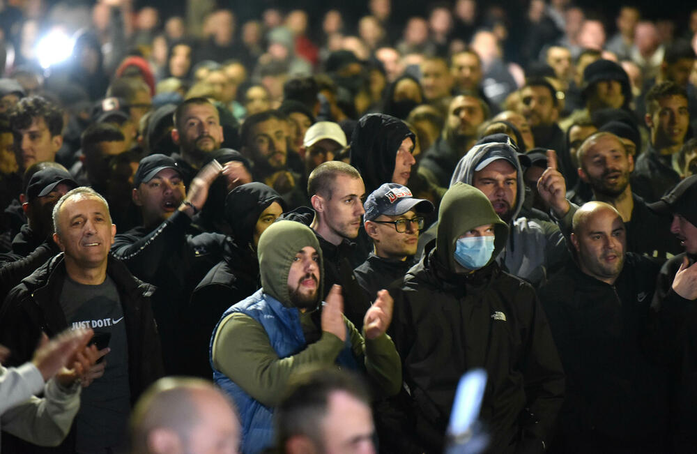 <p><!--StartFragment -->Večeras je ispred zgrade Vlade u Podgorici održan nenajavljeni skup protiv migranata. Do protesta je došlo nakon ranjavanja Podgoričanina u nedjelju veče u kome su, prema navodima iz Uprave policije, učestvovali državljani Azerbejdžana i Turske.</p>  <p><!--EndFragment --></p>