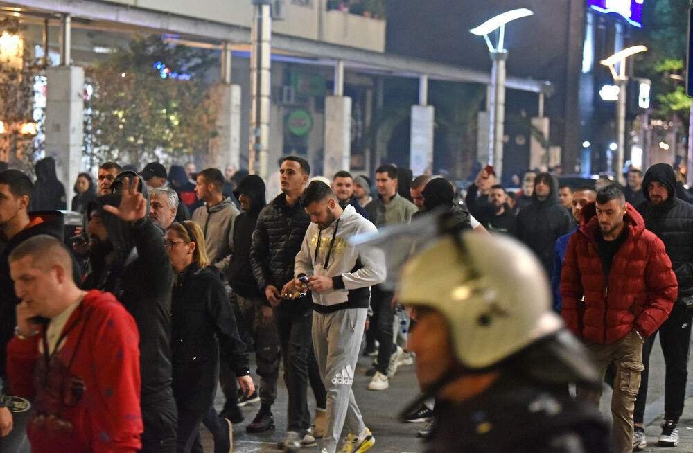 <p><!--StartFragment -->Večeras je ispred zgrade Vlade u Podgorici održan nenajavljeni skup protiv migranata. Do protesta je došlo nakon ranjavanja Podgoričanina u nedjelju veče u kome su, prema navodima iz Uprave policije, učestvovali državljani Azerbejdžana i Turske.</p>  <p><!--EndFragment --></p>