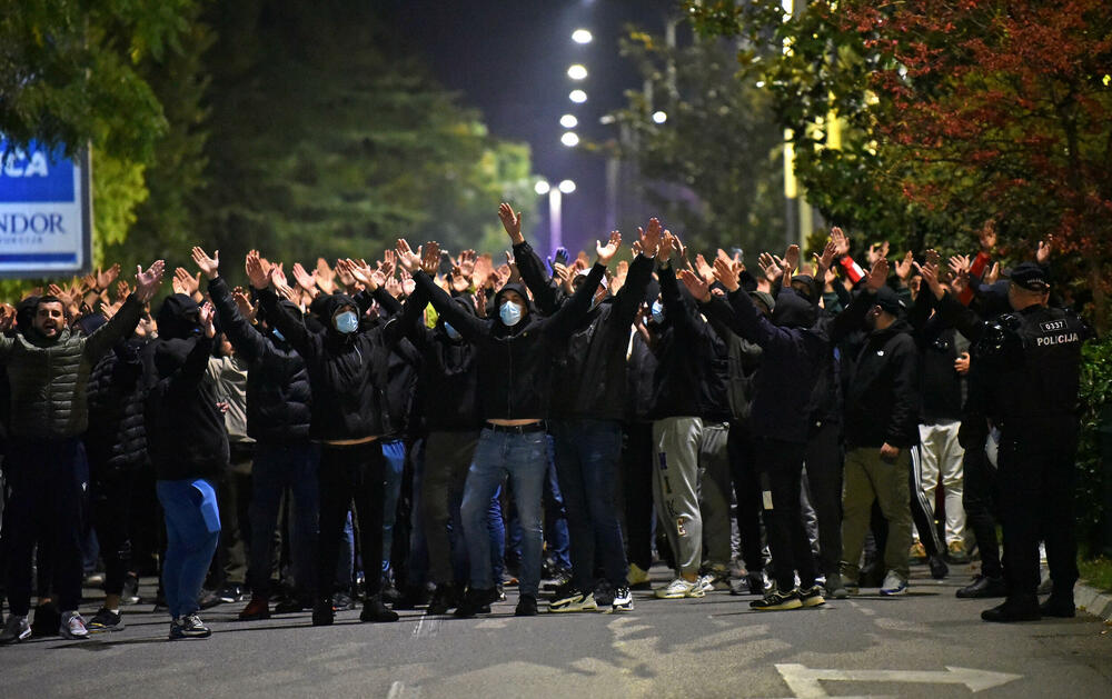 <p><!--StartFragment -->Večeras je ispred zgrade Vlade u Podgorici održan nenajavljeni skup protiv migranata. Do protesta je došlo nakon ranjavanja Podgoričanina u nedjelju veče u kome su, prema navodima iz Uprave policije, učestvovali državljani Azerbejdžana i Turske.</p>  <p><!--EndFragment --></p>