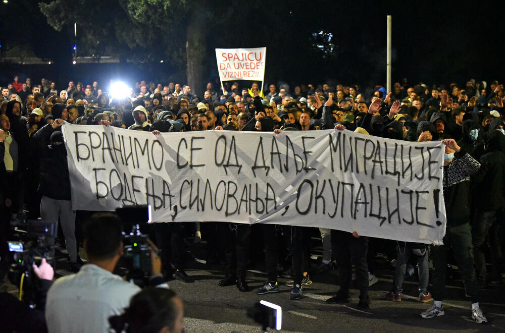 <p><!--StartFragment -->Večeras je ispred zgrade Vlade u Podgorici održan nenajavljeni skup protiv migranata. Do protesta je došlo nakon ranjavanja Podgoričanina u nedjelju veče u kome su, prema navodima iz Uprave policije, učestvovali državljani Azerbejdžana i Turske.</p>  <p><!--EndFragment --></p>