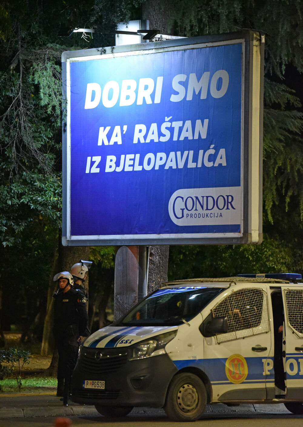 <p><!--StartFragment -->Večeras je ispred zgrade Vlade u Podgorici održan nenajavljeni skup protiv migranata. Do protesta je došlo nakon ranjavanja Podgoričanina u nedjelju veče u kome su, prema navodima iz Uprave policije, učestvovali državljani Azerbejdžana i Turske.</p>  <p><!--EndFragment --></p>