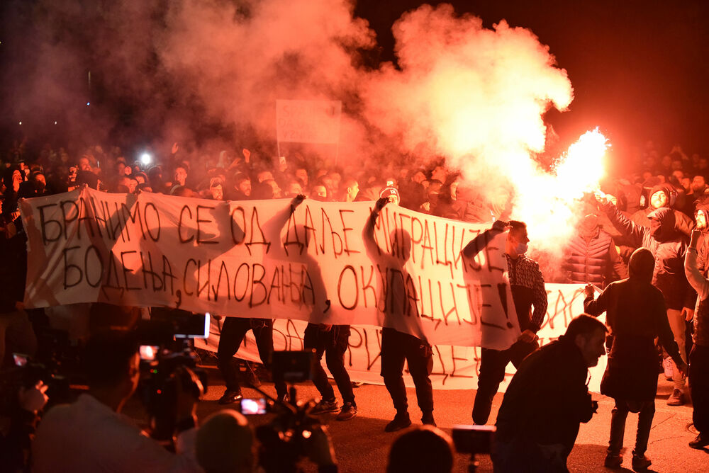 <p><!--StartFragment -->Večeras je ispred zgrade Vlade u Podgorici održan nenajavljeni skup protiv migranata. Do protesta je došlo nakon ranjavanja Podgoričanina u nedjelju veče u kome su, prema navodima iz Uprave policije, učestvovali državljani Azerbejdžana i Turske.</p>  <p><!--EndFragment --></p>