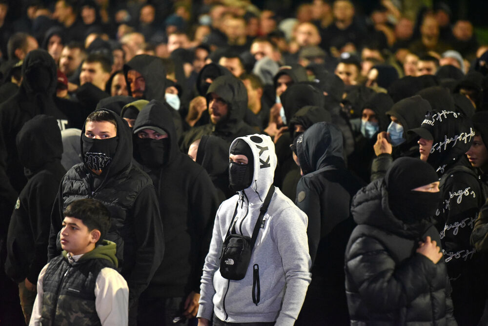 <p><!--StartFragment -->Večeras je ispred zgrade Vlade u Podgorici održan nenajavljeni skup protiv migranata. Do protesta je došlo nakon ranjavanja Podgoričanina u nedjelju veče u kome su, prema navodima iz Uprave policije, učestvovali državljani Azerbejdžana i Turske.</p>  <p><!--EndFragment --></p>