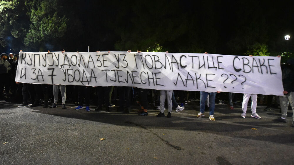 <p><!--StartFragment -->Večeras je ispred zgrade Vlade u Podgorici održan nenajavljeni skup protiv migranata. Do protesta je došlo nakon ranjavanja Podgoričanina u nedjelju veče u kome su, prema navodima iz Uprave policije, učestvovali državljani Azerbejdžana i Turske.</p>  <p><!--EndFragment --></p>
