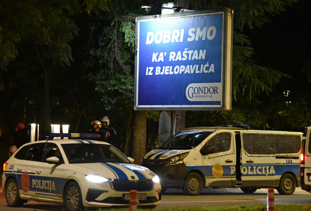 <p><!--StartFragment -->Večeras je ispred zgrade Vlade u Podgorici održan nenajavljeni skup protiv migranata. Do protesta je došlo nakon ranjavanja Podgoričanina u nedjelju veče u kome su, prema navodima iz Uprave policije, učestvovali državljani Azerbejdžana i Turske.</p>  <p><!--EndFragment --></p>