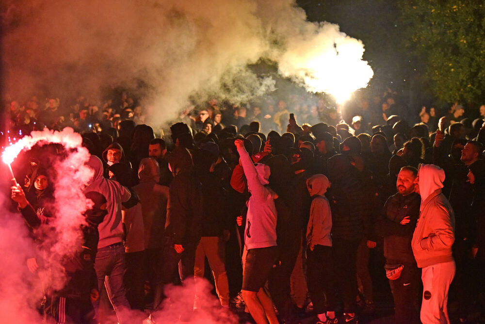 <p><!--StartFragment -->Večeras je ispred zgrade Vlade u Podgorici održan nenajavljeni skup protiv migranata. Do protesta je došlo nakon ranjavanja Podgoričanina u nedjelju veče u kome su, prema navodima iz Uprave policije, učestvovali državljani Azerbejdžana i Turske.</p>  <p><!--EndFragment --></p>