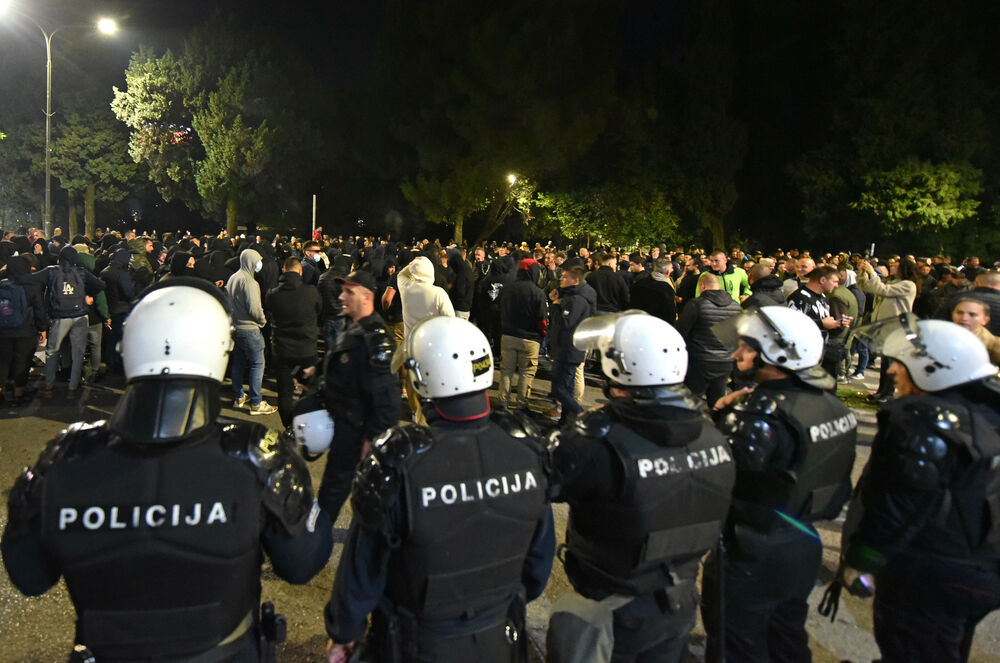 <p><!--StartFragment -->Večeras je ispred zgrade Vlade u Podgorici održan nenajavljeni skup protiv migranata. Do protesta je došlo nakon ranjavanja Podgoričanina u nedjelju veče u kome su, prema navodima iz Uprave policije, učestvovali državljani Azerbejdžana i Turske.</p>  <p><!--EndFragment --></p>