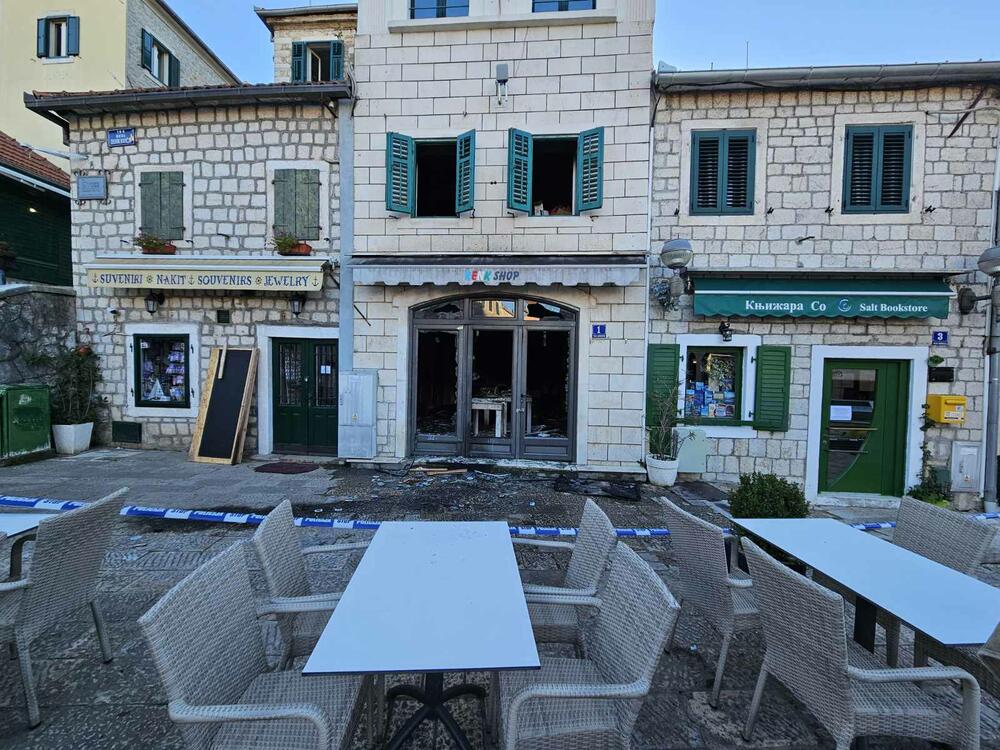 <p>Oko prodavnice je postavljena policijska traka</p>