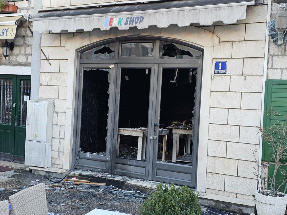 <p>Oko prodavnice je postavljena policijska traka</p>