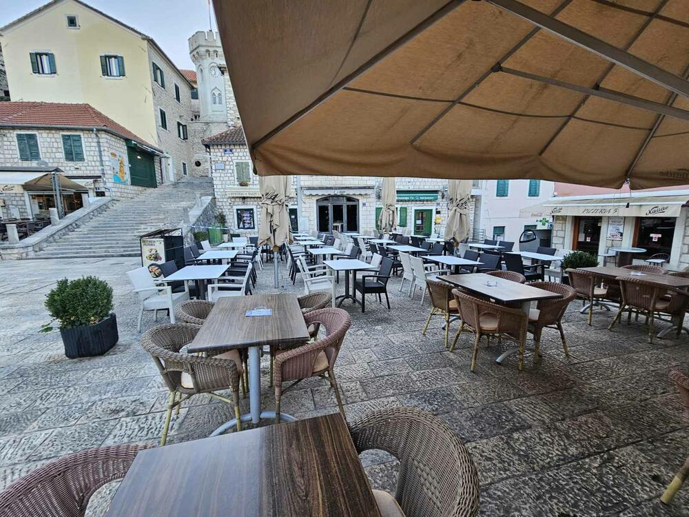 <p>Oko prodavnice je postavljena policijska traka</p>