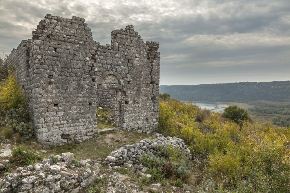 Ostaci tvrđave starog grada Svač pored Ulcinja, Foto: Shutterstock