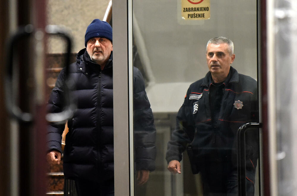 <p>Biznismen Ranko Ubović uhapšen je prije dva dana zbog sumnje da je prao novac, a u istoj akciji SDT-a lisice na ruke stavljene su i njegovom poslovnom saradniku Veselinu Kovačeviću</p>