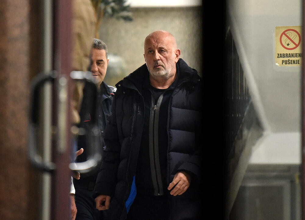 <p>Biznismen Ranko Ubović uhapšen je prije dva dana zbog sumnje da je prao novac, a u istoj akciji SDT-a lisice na ruke stavljene su i njegovom poslovnom saradniku Veselinu Kovačeviću</p>