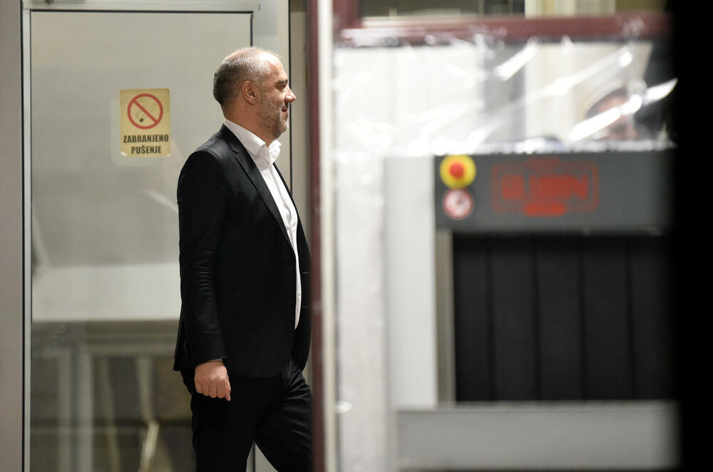 <p>Biznismen Ranko Ubović uhapšen je prije dva dana zbog sumnje da je prao novac, a u istoj akciji SDT-a lisice na ruke stavljene su i njegovom poslovnom saradniku Veselinu Kovačeviću</p>