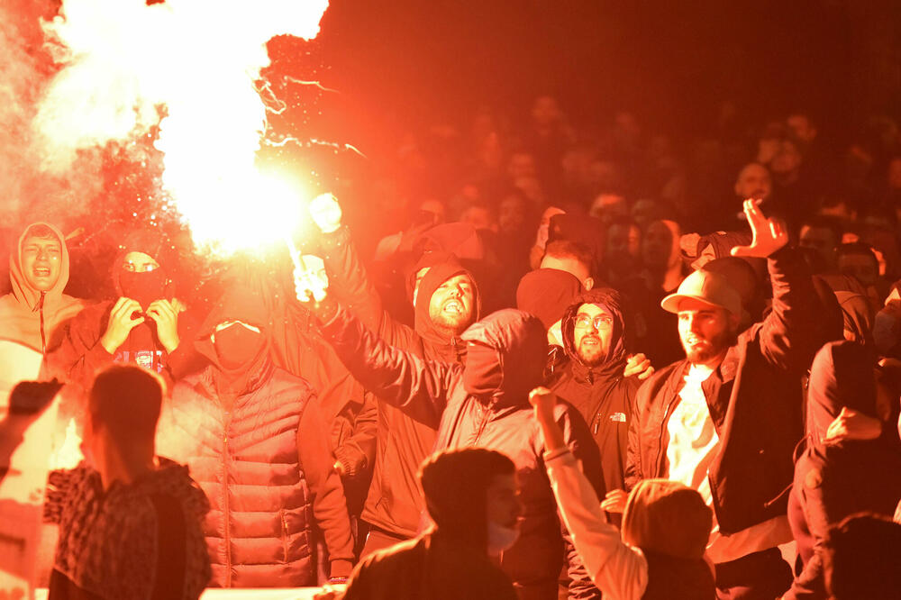 Uz baklje pjevali parole mržnje: detalj s preksinoćnjeg protesta, Foto: BORIS PEJOVIC