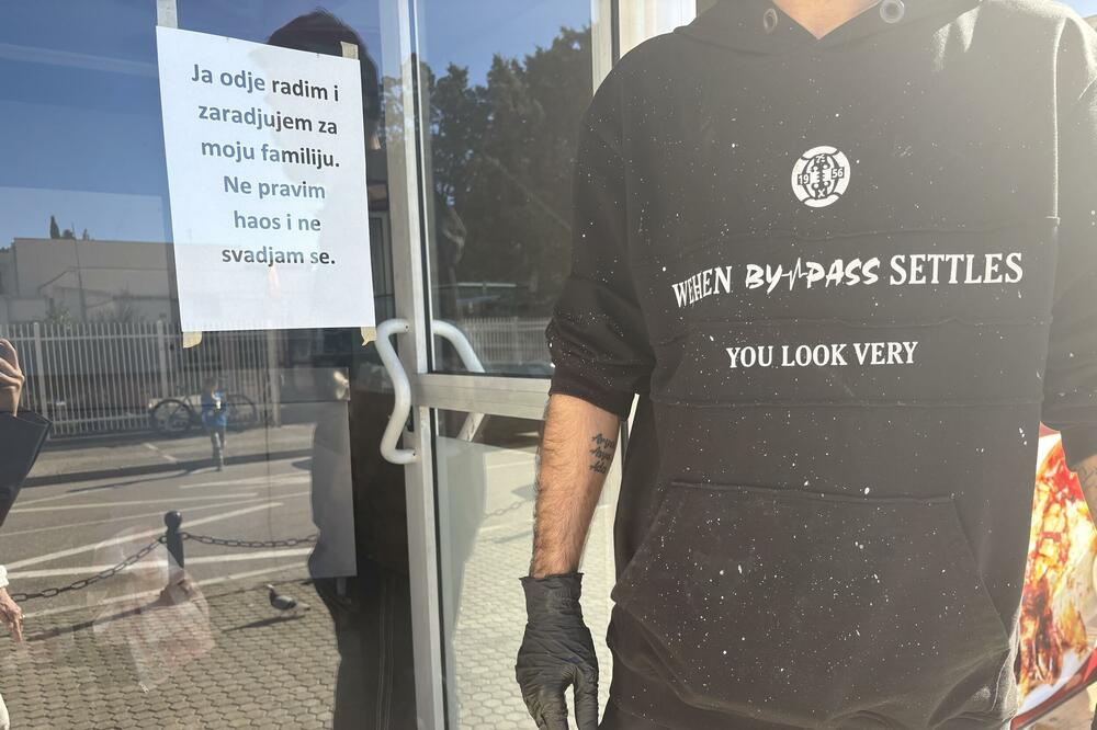 Harun Kaja s porukom na vratima uništenog objekta, Foto: Marija Pešić