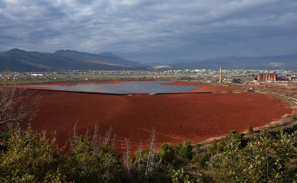 Vlasnik ne brine o sistemu orošavanja: Bazeni mokri samo kada kiša pada