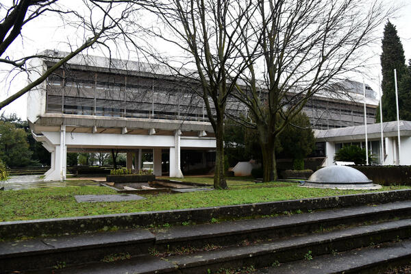 Kule na papiru, slabo šta u praksi