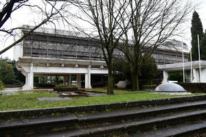 Kule na papiru, slabo šta u praksi