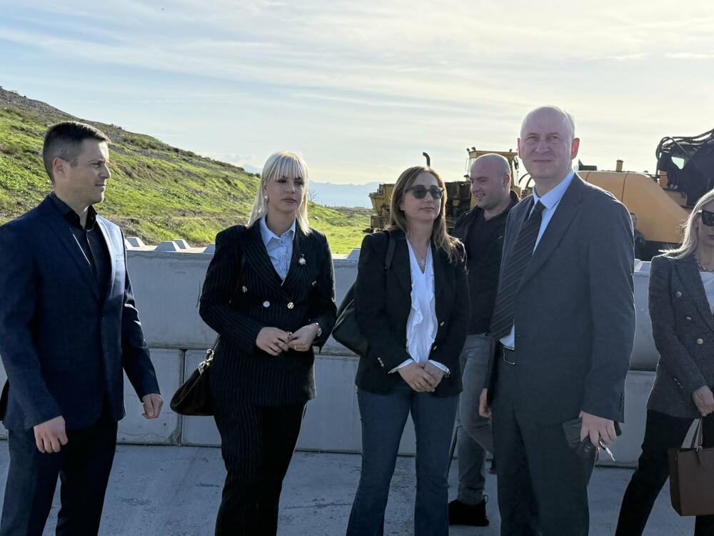 <p>"Nastavljamo ovakvim tempom, ima još da se radi. Otpadnih guma kod nas ima približno 2.000 tona", rekao je direktor "Deponije" Aleksandar Božović</p>