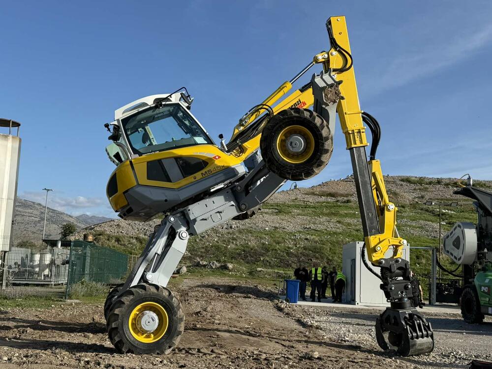 <p>"Nastavljamo ovakvim tempom, ima još da se radi. Otpadnih guma kod nas ima približno 2.000 tona", rekao je direktor "Deponije" Aleksandar Božović</p>