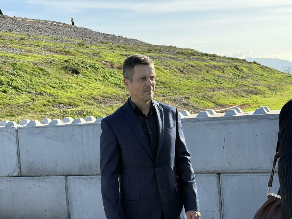 <p>"Nastavljamo ovakvim tempom, ima još da se radi. Otpadnih guma kod nas ima približno 2.000 tona", rekao je direktor "Deponije" Aleksandar Božović</p>