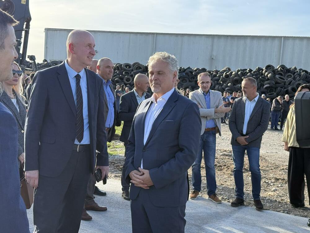 <p>"Nastavljamo ovakvim tempom, ima još da se radi. Otpadnih guma kod nas ima približno 2.000 tona", rekao je direktor "Deponije" Aleksandar Božović</p>