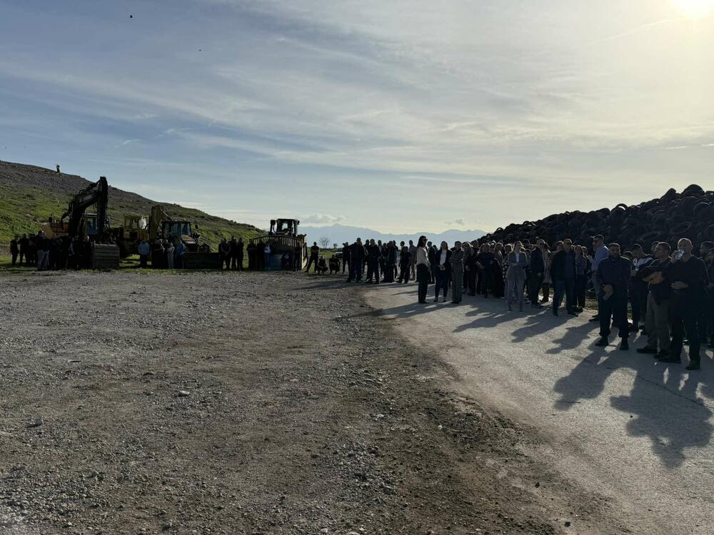 <p>"Nastavljamo ovakvim tempom, ima još da se radi. Otpadnih guma kod nas ima približno 2.000 tona", rekao je direktor "Deponije" Aleksandar Božović</p>