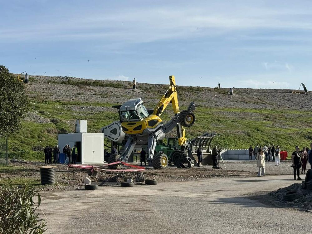 <p>"Nastavljamo ovakvim tempom, ima još da se radi. Otpadnih guma kod nas ima približno 2.000 tona", rekao je direktor "Deponije" Aleksandar Božović</p>