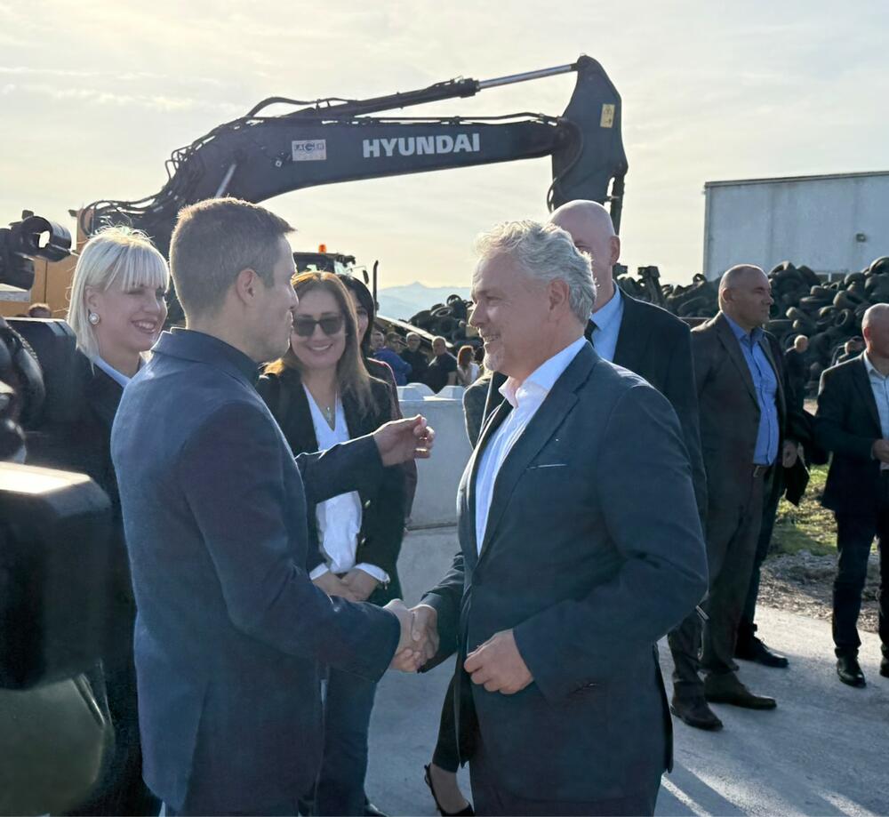 <p>"Nastavljamo ovakvim tempom, ima još da se radi. Otpadnih guma kod nas ima približno 2.000 tona", rekao je direktor "Deponije" Aleksandar Božović</p>