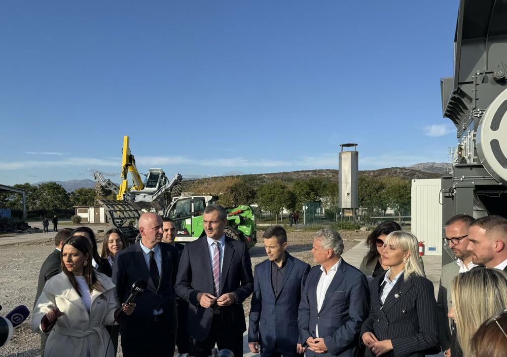 <p>"Nastavljamo ovakvim tempom, ima još da se radi. Otpadnih guma kod nas ima približno 2.000 tona", rekao je direktor "Deponije" Aleksandar Božović</p>