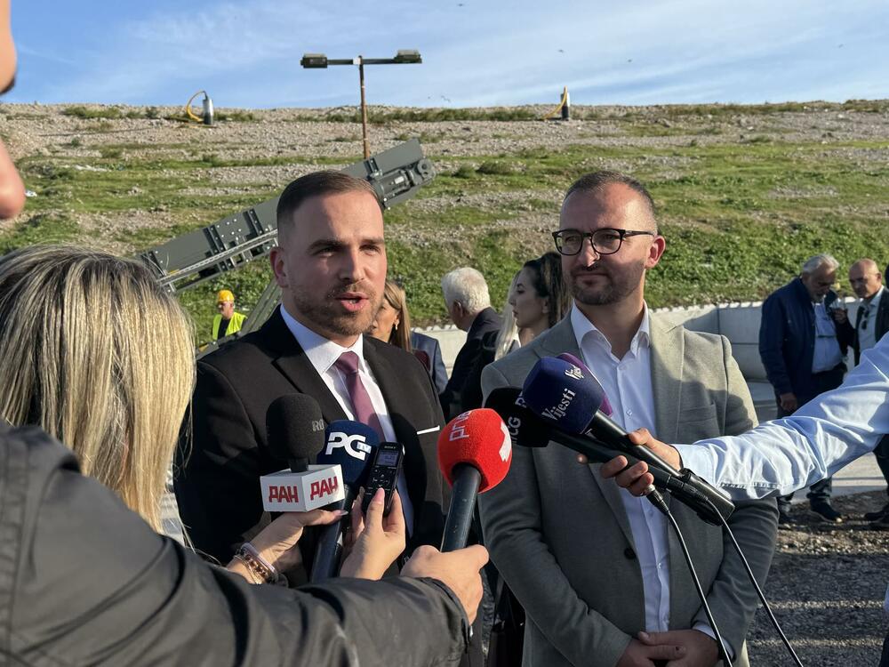 <p>"Nastavljamo ovakvim tempom, ima još da se radi. Otpadnih guma kod nas ima približno 2.000 tona", rekao je direktor "Deponije" Aleksandar Božović</p>