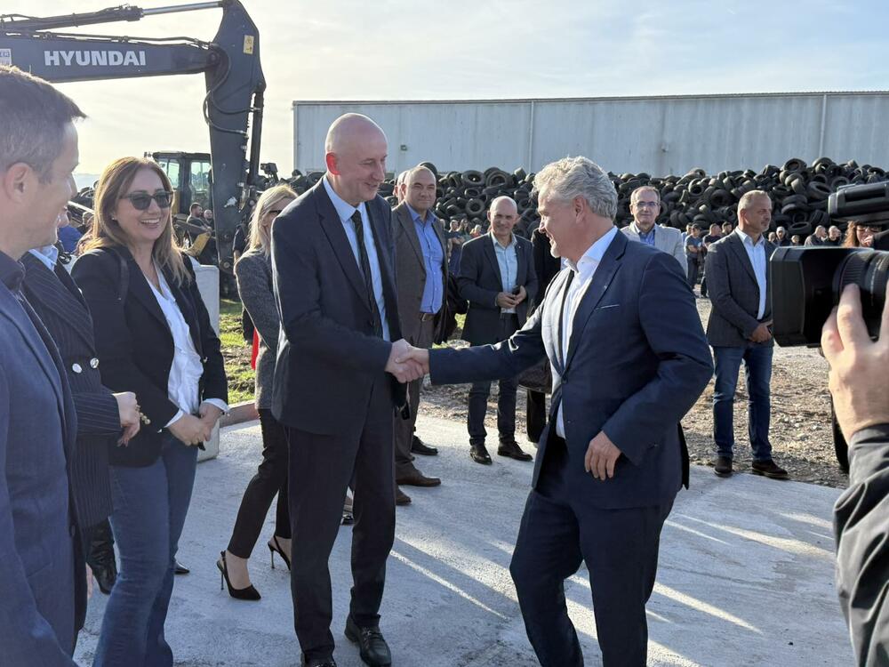 <p>"Nastavljamo ovakvim tempom, ima još da se radi. Otpadnih guma kod nas ima približno 2.000 tona", rekao je direktor "Deponije" Aleksandar Božović</p>