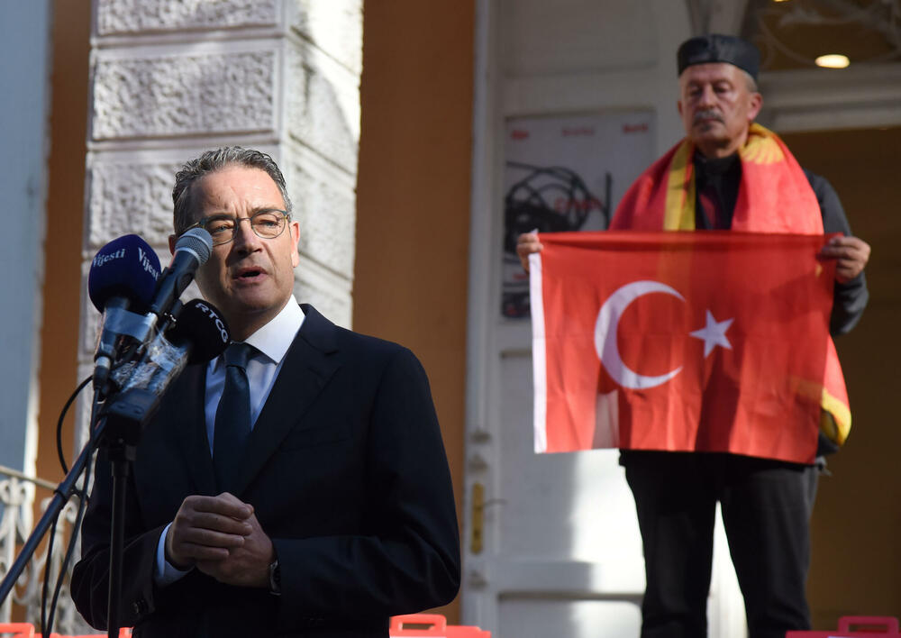 <p>Strategija za građansku Crnu Goru (STEGA organizovala je skup na platou dvorca Petrovića u Podgorici</p>