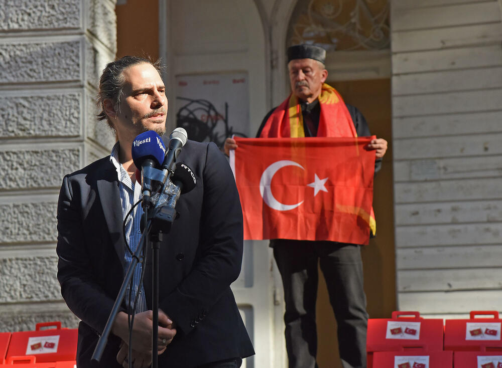 <p>Strategija za građansku Crnu Goru (STEGA organizovala je skup na platou dvorca Petrovića u Podgorici</p>