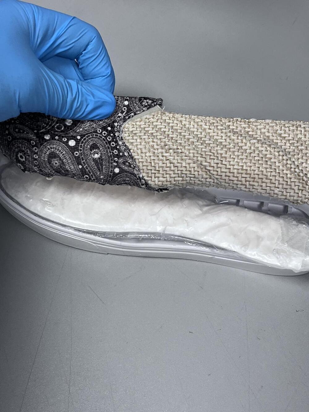 <p>Uprava carina navodi da su navedeni slučajevi rezultat redovnih aktivnosti carinskih službenika, sprovedenih u okviru analize rizika i carinskih kontrola pošiljki, čime je otkriveno i spriječeno krijumčarenje značajnih količina opojnih droga</p>