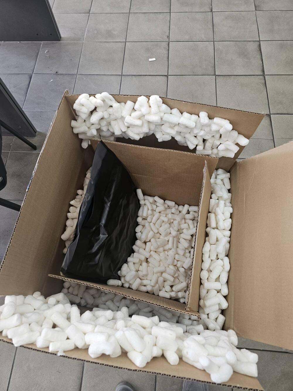 <p>Uprava carina navodi da su navedeni slučajevi rezultat redovnih aktivnosti carinskih službenika, sprovedenih u okviru analize rizika i carinskih kontrola pošiljki, čime je otkriveno i spriječeno krijumčarenje značajnih količina opojnih droga</p>