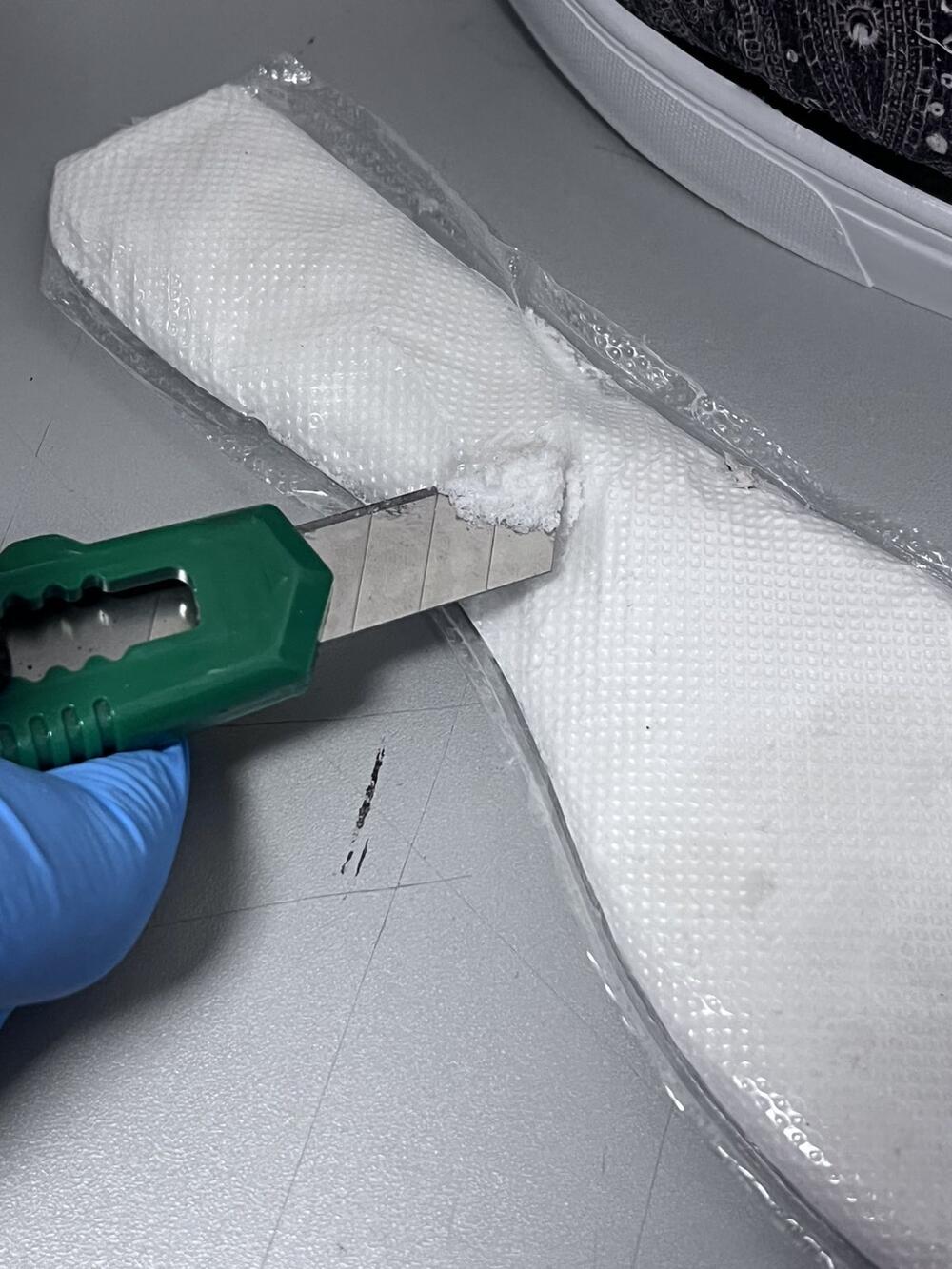 <p>Uprava carina navodi da su navedeni slučajevi rezultat redovnih aktivnosti carinskih službenika, sprovedenih u okviru analize rizika i carinskih kontrola pošiljki, čime je otkriveno i spriječeno krijumčarenje značajnih količina opojnih droga</p>