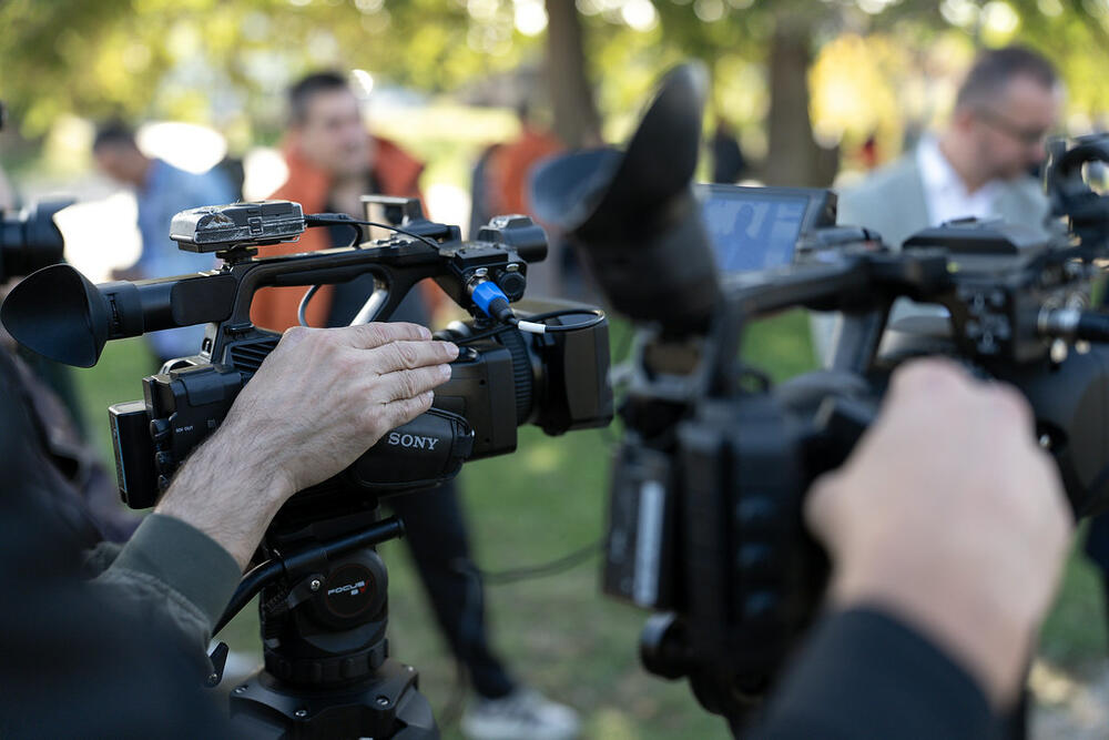 <p>Projekat "Stablo znanja" treću godinu zaredom realizuju Studentski parlament Univerziteta Crne Gore (SPUCG), Univerzitet Crne Gore, Agencija za zaštitu životne sredine, uz logističku podršku gradskog preduzeća DOO Zelenilo Podgorica</p>