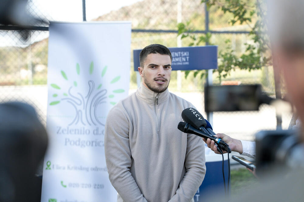 <p>Projekat "Stablo znanja" treću godinu zaredom realizuju Studentski parlament Univerziteta Crne Gore (SPUCG), Univerzitet Crne Gore, Agencija za zaštitu životne sredine, uz logističku podršku gradskog preduzeća DOO Zelenilo Podgorica</p>